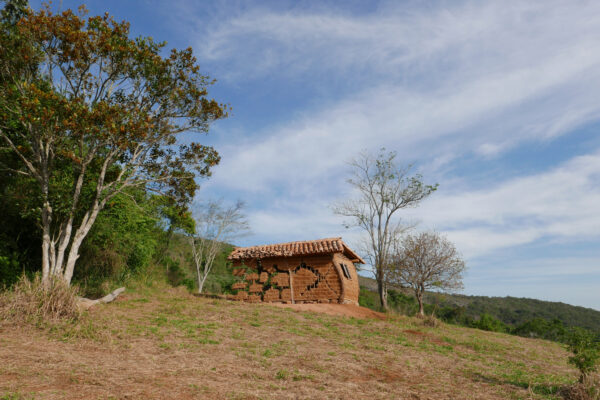 Shelter for: Reserva do Ibitipoca, Lima Duarte MG (Brazil)
Site: pasture on a hillside
Built in the way of local farmhouses, applying a traditional claywall technique (“pau à pique”)
wood, clay soil, straw, cow dung, cement, metal grid, rooftiles
3,4 x 2,8 x 6,5 m