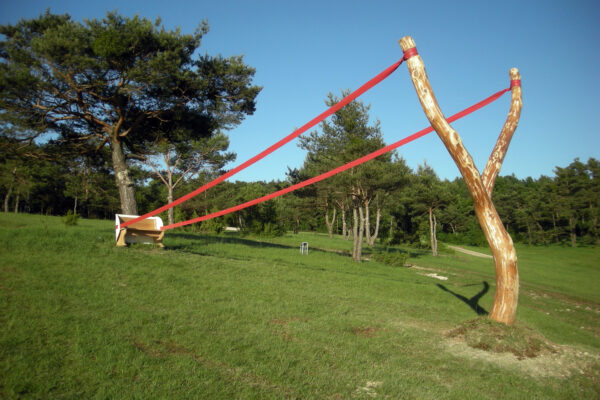 Flying Objects, International Exhibition on the Vineyard, Neustadt a.d. Donau (Germany)
Site; hillside, overlooking the Danube valley, installation with a public bench at a bended pine tree
tree trunk, wooden bench, steel cable, rubber, paint
4 x 14 x 3 m